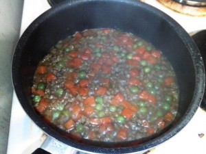masak daging cincang dengan kacang polong dan wortel 