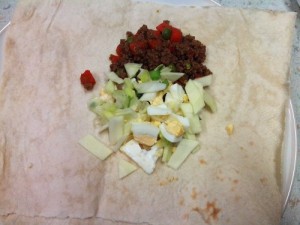 masukkan isiannya ya. daging, sayur, telor, apa aja yg penting jgn aneh-aneh tar malah ga enak