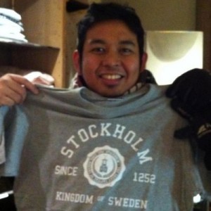 yang ini bukan Univ sih, tapi Kaos Stockholm. Keren deh!