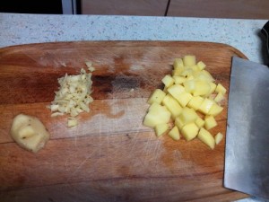 jahe di-chop dan kentang dipotong dadu