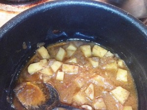 Kuah tambahan yang  bisa dibuat dengan menumis bawang, serbuk rempah-rempah dan air. Tambahkan kentang bila perlu, namun merebusnya jadi agak lebih lama.