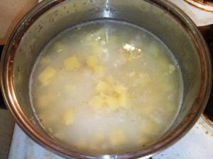 masukan kentang, jahe, garam bersama masakan beras.