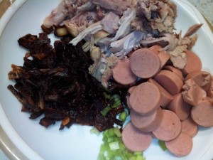 Siapkan taburan bubur : bawang goreng, daun seledri/bawang, Sawiran ayam, sosis, telor dadar.. anything!