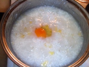 tambahkan telur ayam 1 butir jika sudah mulai agak mengental. Aduk perlahan terus sampai telur ikut matang.