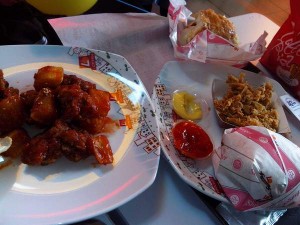 Saos merah dan kuning, Lumeran bumbu ubi membuat makan Ayam ini jadi harus menjilat n mengecup-ngecup jari hihi..