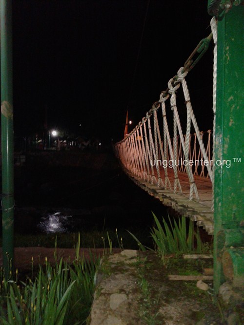 jembatan gantung di waktu malam
