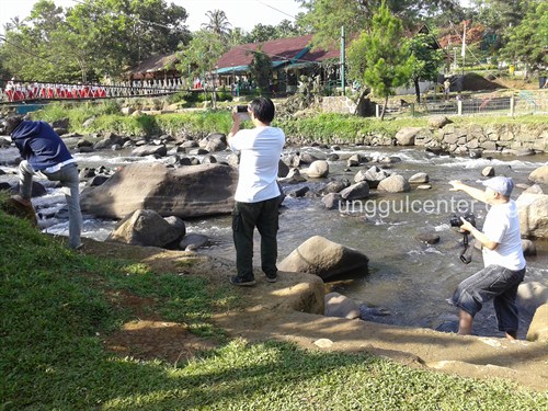 sementara itu para penikmat fotografi segera jepret jepret mengabadikan momen indah di Citra Alam Riverside
