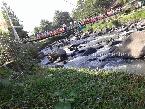 anak-anak TK sedang menyeberang jembatan gantung bersama guru. Seruu