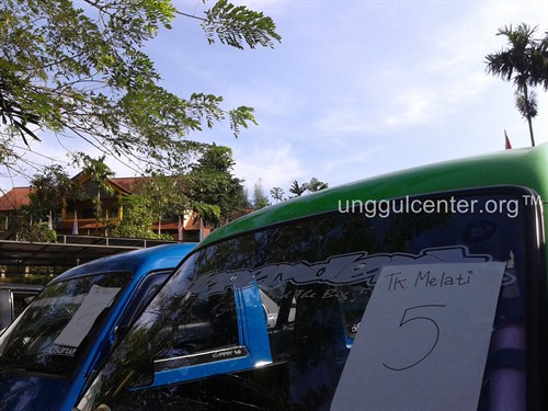 Mobil carteran rombongan TK
