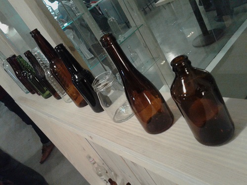 Botol-botol bekas yang digunakan kembali