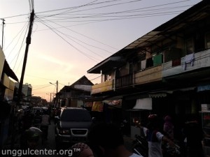 Menjelang magrib, sembari menunggu Mie yang siap di-celor