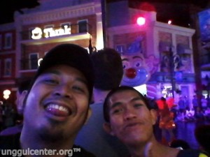selfie dengan latar belakang karnaval