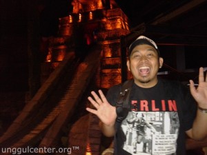 barusan naik perahu di belakang, turun ke bawah basah-basahan. seruu!
