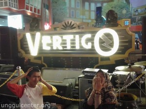 dua blogger yang mual dan pusing abis kena vertigo wkwkwkwk..