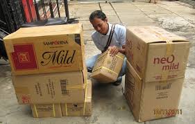 MT dengan buku-buku untuk disumbangkan (sumber: hibahbuku.net)