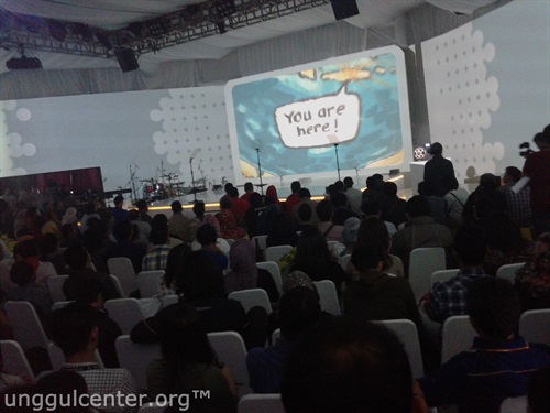 Suasana ruang venue Indosat Reborn yang suda dipadati pegiat media dan undangan