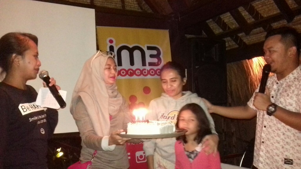 Kak Zizy Ultah, beliau yang kebetulan datang sama anaknya diberikan kue tart ulang tahun ^^ Selamat n Semoga Sukses memimpin tim yang ngurusin kita-kita ya Kak!