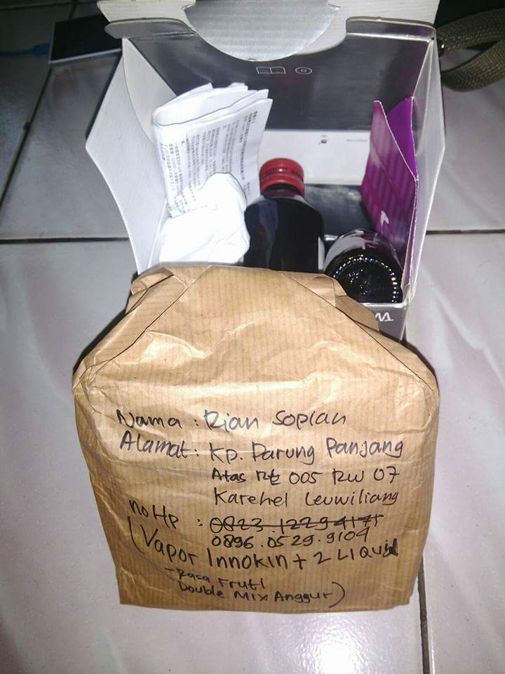 Paket yang dibuka Iyank, ternyata berisi barang bekas dan merupakan penipuan yang nyata.