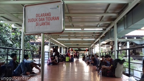 Akibat banyak delay oleh maskapai yang menghuni Terminal 1B maka banyak penumpang lesehan dijalanan padahal dilarang duduk