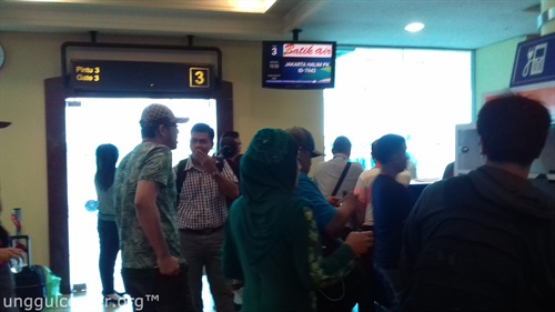 Perhatikan monitor display. Itu tidak update, atau terlalu update, karena kami tujuan jakarta dan yang sedang ramai demo tujuan batam adalah maskapai berbeda dari yang ada di display!