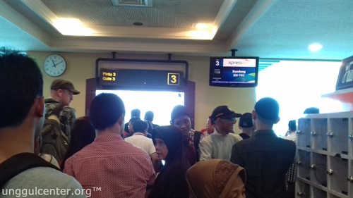 Akhirnya saya dan yang ke Jakarta duluan, mereka yang ke Batam sedang proses surat pernyataan dll gitu deh kayaknya. Tetap, perhatikan display di monitor atas, itu maskapai n jadwal ngaco!