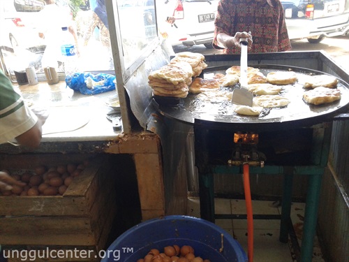 Adonan martabak langsung digoreng di penggorengan datar. Waktunya tak lama.