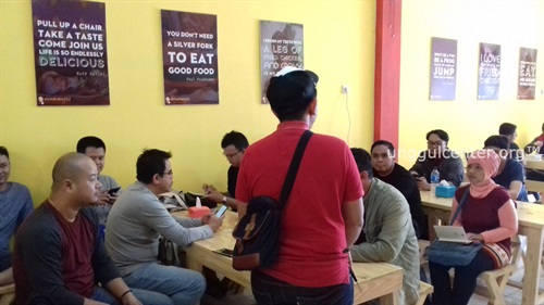 Kang Fajar menjelaskan pengalaman membuka Ayam Madu Si Bangkong dan Menu Andalannya