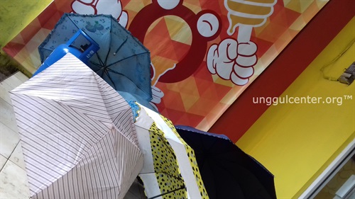 Biar hujan, tetap datang! bawa payung!