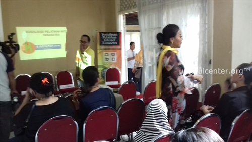 Bu Amy berkoordinasi dengan teman-teman kartunet sebelum acara
