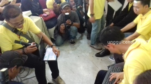 Demo teman-teman tunanetra menggunakan laptop untuk browsing dan membaca emai