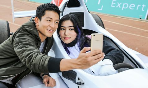 isyana-dan-rio-haryanto-selfie-berasama-memakai-oppo-f1