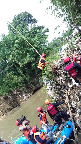 Engkong Najid menaiki tumpukan sampah tanpa ragu! 