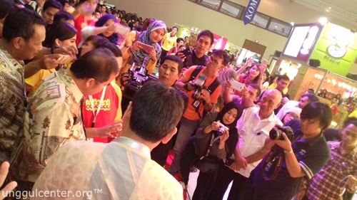 Pak menteri menyimak penjelasan OBROL dan Fantasy League oleh temen2 indosat ooredoo. Perhatiin yg berkerumun, blogger emang keren!