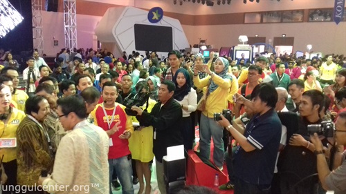 mba Haya baju kuning dan Bowo baju hitam terlihat flamboyan dan beda diantara skumpulan wartawan yg mengerubuti pak menteri. Tau beda blogger sama wartawan di foto ini kan? hehe..