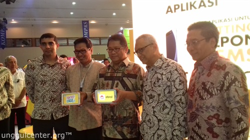 menteri kominfo nyoba n peragakan app obrol dan fantasy league