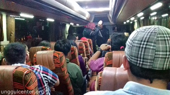 penuuhnya bis dengan blogger yang mau nobar. Jalan ke bis deramah, pake hujan pula. Di nobar pun hujan ngga berenti2