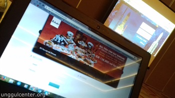 bercahaya.. ah, ini laptop saya bercahaya satelit hehe..