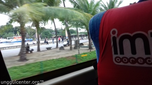 udah mau nyampe nih ke lokasi. Sudah keliatan pohon nyiur khas pantai!