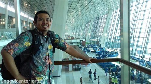Narsis dulu. Maklum, jadi saksi sejarah baru Indonesia.