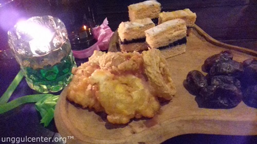 Takjil yang disiapkan di meja.. makan besar siap ambil sendiri