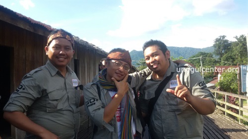 senyum indonesia dari pedalaman kalimantan.. rumah suku dayak