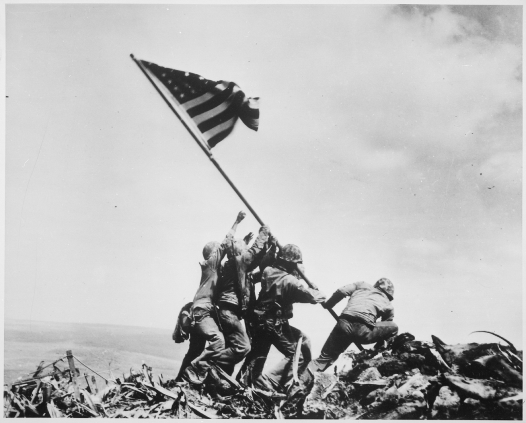 “Flag Raising on Iwo Jima”. Foto oleh : Joe Rosenthal, photographer. General Photographic File of the Department of Navy, 1943