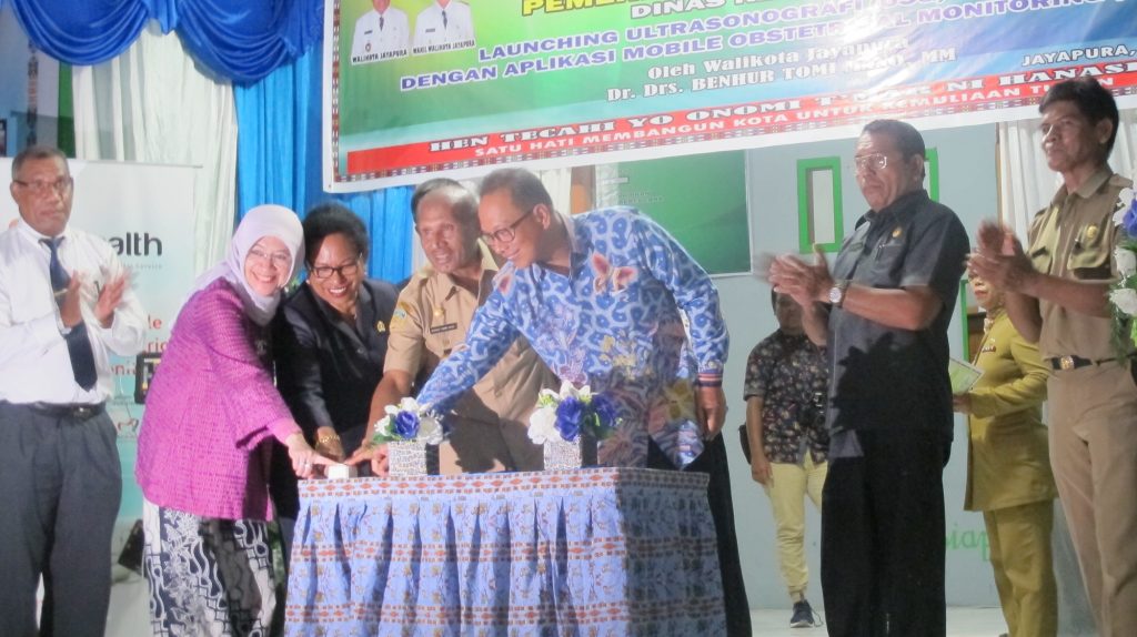 Peluncuran program T-Health kerjasama Philips dan Telkom Group ditandai dengan penekanan tombol sirene oleh Walikota Jayapura Dr. Benhur Tommi Mano, MM didampingi Ketua DPRD Jayapura Lievelin Louis Ansanai, Presiden Direktur Philips Indonesia Suryo Suwignjo dan Direktur Marketing & Business AdMedika Hesti Nugrahani.