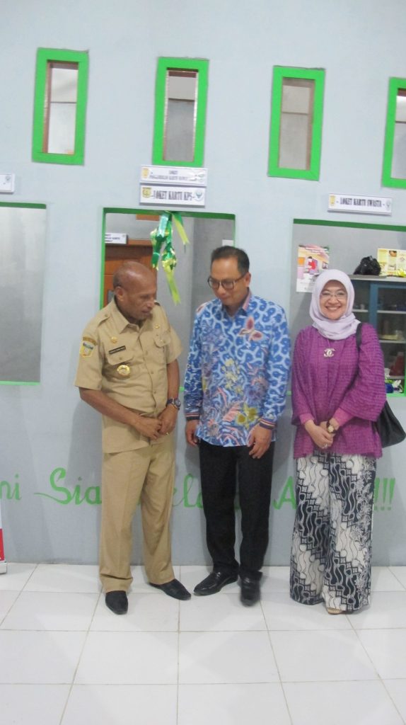 Presiden Direktur Philips Indonesia diapit oleh Walikota Jayapura Dr. Benhur Tommi Mano, MM dan Direktur Marketing & Business AdMedika Hesti Nugrahani dalam peluncuran program T-Health kerjasama Philips dan Telkom Group. Program yang ditujukan untuk membantu mengurangi angka kematian ibu di kota Jayapura ini adalah yang pertama di Indonesia Timur.