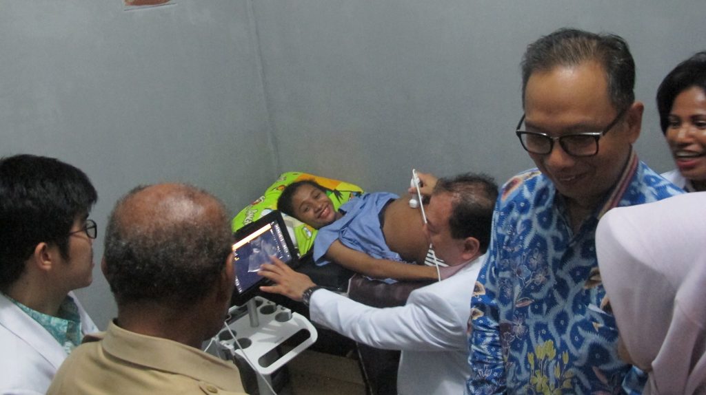 Ketua Persatuan Obstetri dan Ginekologi Indonesia (POGI) Kota Jayapura Dr. David Randel Christanto, SpOG, memeriksa ibu hamil menggunakan USG portable Philips, disasksikan Walikota Jayapura Dr. Benhur Tommi Mano, MM dan Presiden Direktur Philips Indonesia Suryo Suwignjo. Alat USG portable ini merupakan bagian dari program T-Health Mobile Obstetrics Monitoring (MOM) yang diluncurkan di Puskesmas Twano Entrop, Jayapura.