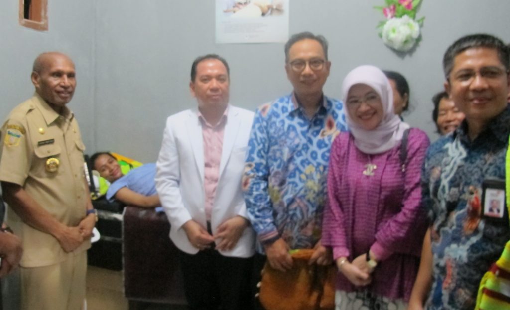 Ketua Persatuan Obstetri dan Ginekologi Indonesia (POGI) Kota Jayapura Dr. David Randel Christanto, SpOG, bersama Walikota Jayapura Dr. Benhur Tommi Mano, MM, Presiden Direktur Philips Indonesia Suryo Suwignjo, Direktur Marketing & Business AdMedika Hesti Nugrahani dan General Manager Telkom Papua, Agus Yudha Basuki dalam peluncuran program T-Health kerjasama Philips dan Telkom Group di Jayapura.