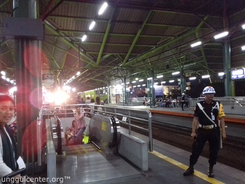 Selamat jalan Jakarta, kereta malam telah tiba.. gejag gejug gejag gejug