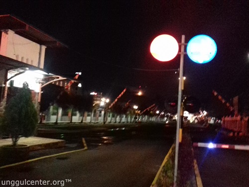 Diluar stasiun, subuh buta