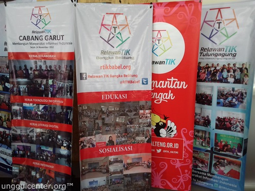 banner relawan yang hadir