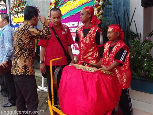 briefing ke staf barongsai biar performa prima.